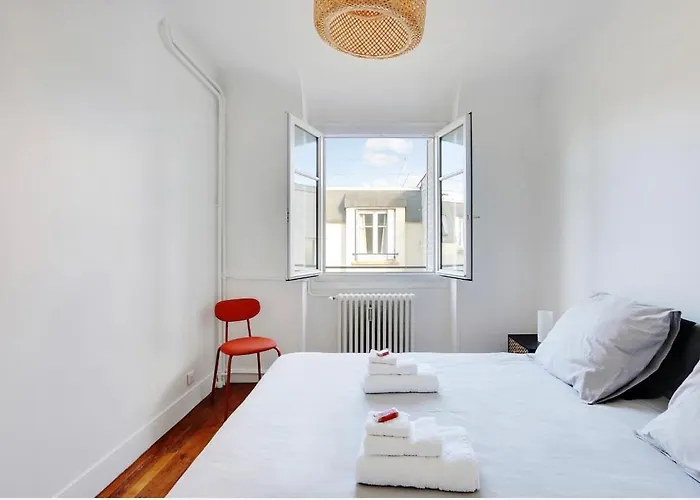 Appartement, Coeur Des Batignolles Montmartre